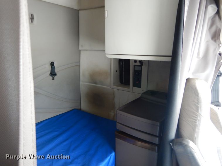 image for item DH2229 2013 Volvo VNL semi truck