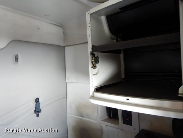 image for item DH2229 2013 Volvo VNL semi truck