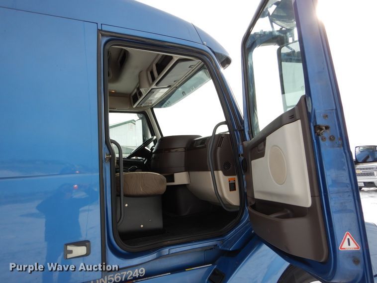 image for item DH2229 2013 Volvo VNL semi truck