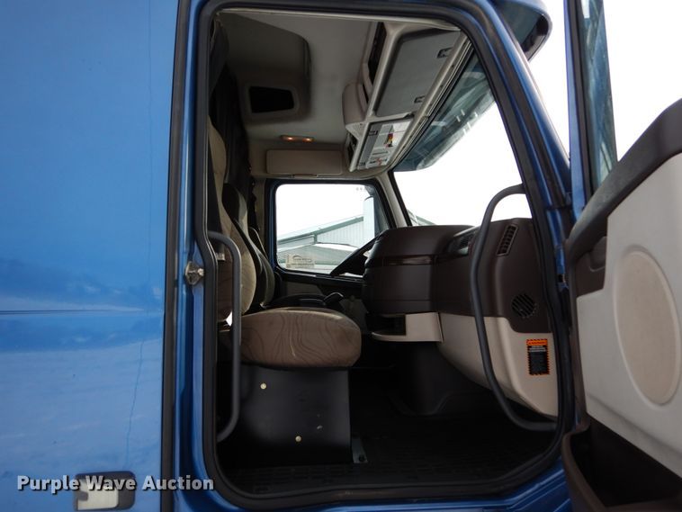 image for item DH2229 2013 Volvo VNL semi truck