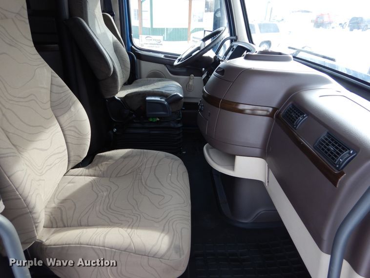 image for item DH2229 2013 Volvo VNL semi truck