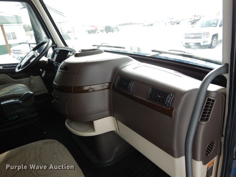 image for item DH2229 2013 Volvo VNL semi truck