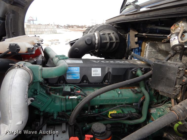 image for item DH2229 2013 Volvo VNL semi truck