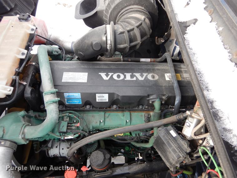 image for item DH2229 2013 Volvo VNL semi truck