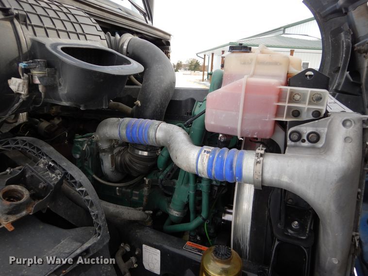 image for item DH2229 2013 Volvo VNL semi truck