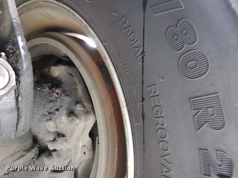 image for item DH2229 2013 Volvo VNL semi truck