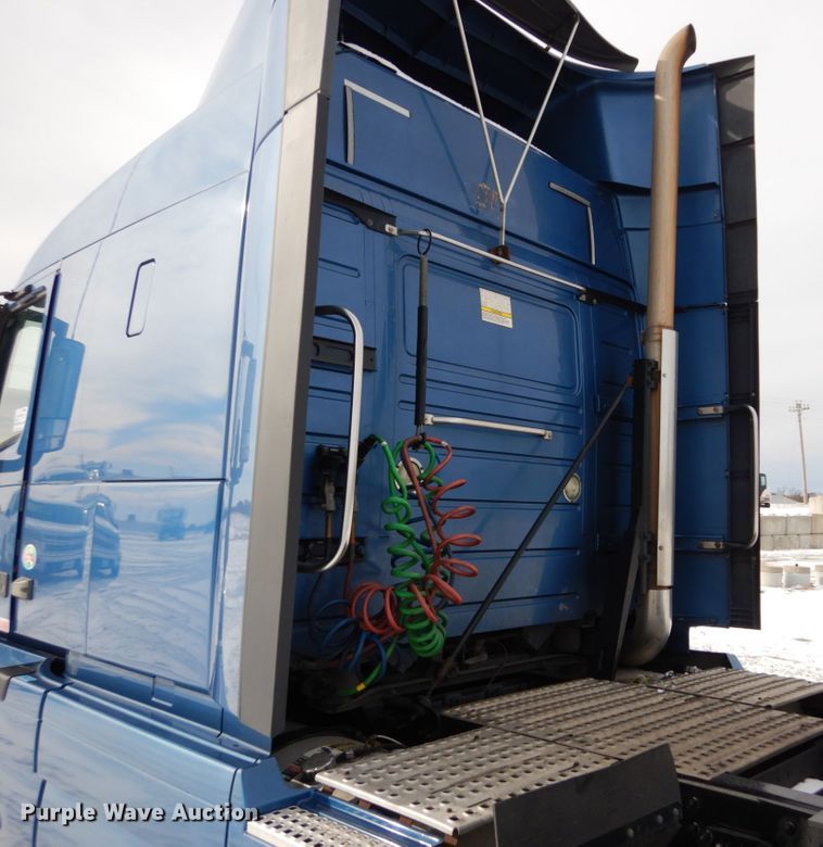 image for item DH2229 2013 Volvo VNL semi truck