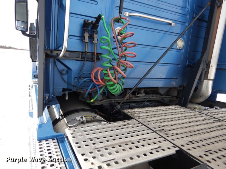 image for item DH2229 2013 Volvo VNL semi truck