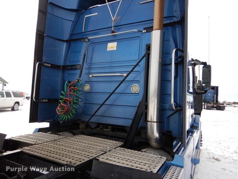 image for item DH2229 2013 Volvo VNL semi truck