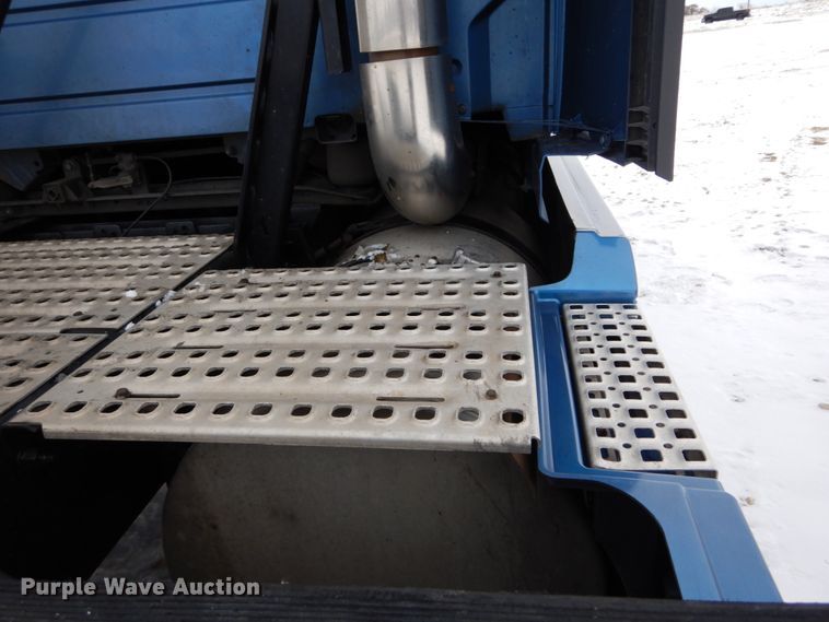 image for item DH2229 2013 Volvo VNL semi truck