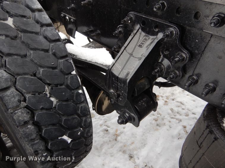 image for item DH2229 2013 Volvo VNL semi truck