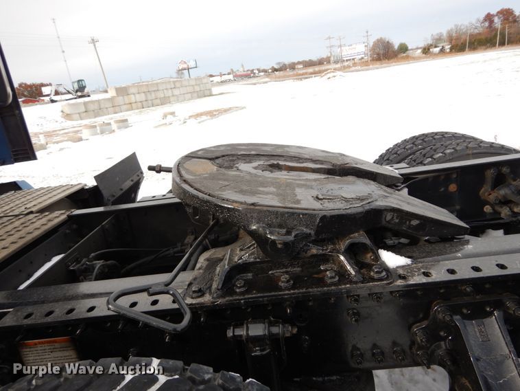 image for item DH2229 2013 Volvo VNL semi truck