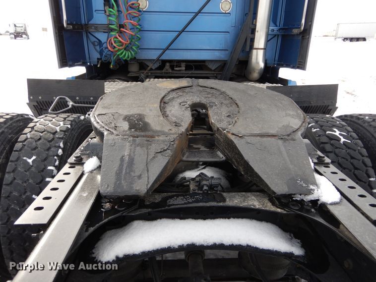 image for item DH2229 2013 Volvo VNL semi truck