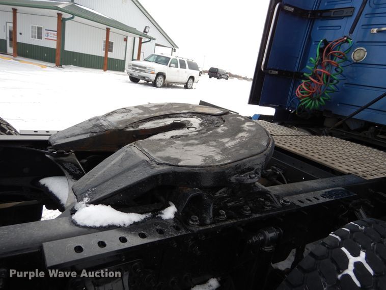 image for item DH2229 2013 Volvo VNL semi truck