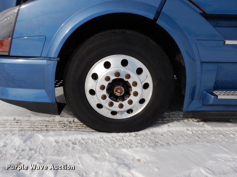 image for item DH2229 2013 Volvo VNL semi truck