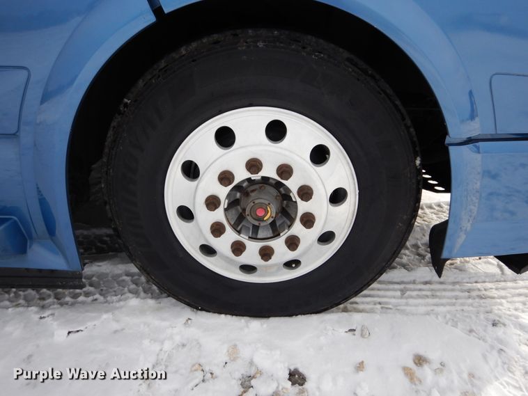 image for item DH2229 2013 Volvo VNL semi truck