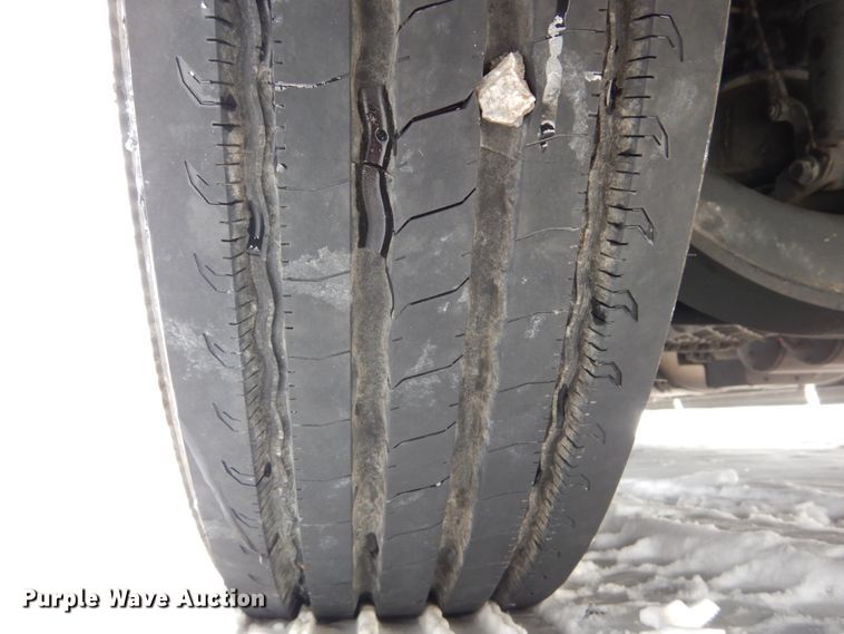 image for item DH2229 2013 Volvo VNL semi truck