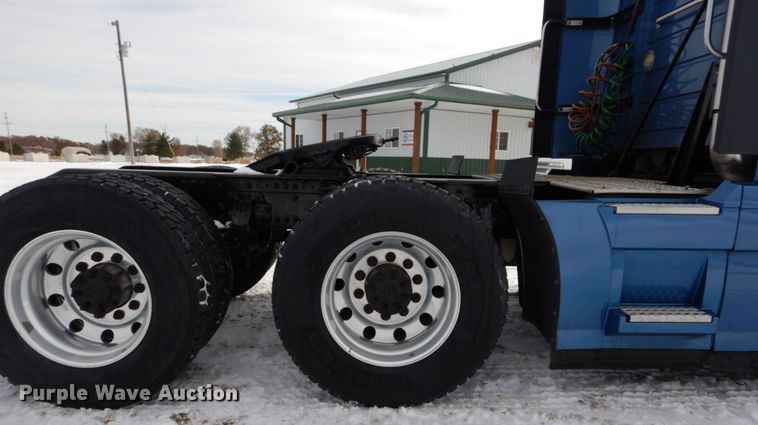 image for item DH2229 2013 Volvo VNL semi truck