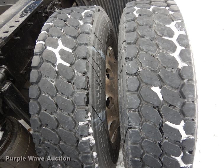 image for item DH2229 2013 Volvo VNL semi truck