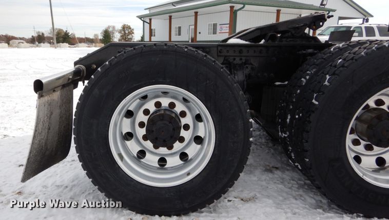 image for item DH2229 2013 Volvo VNL semi truck