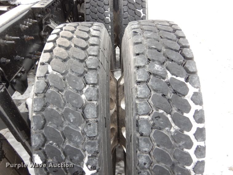 image for item DH2229 2013 Volvo VNL semi truck