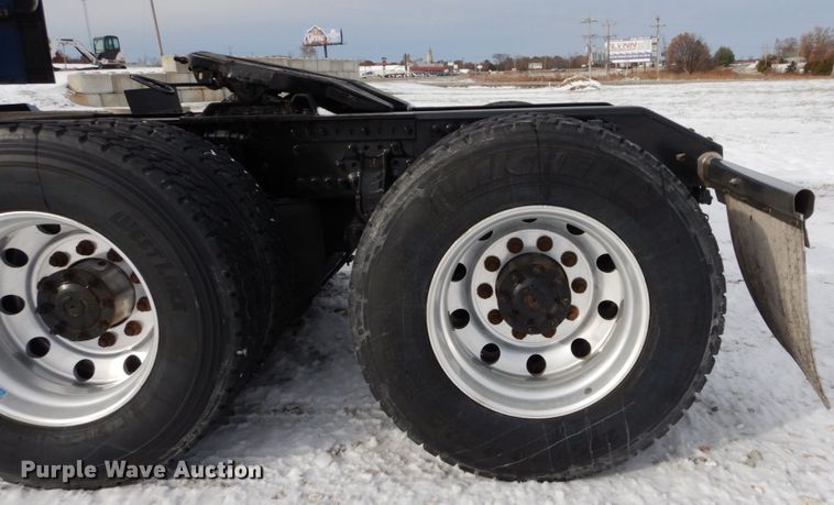 image for item DH2229 2013 Volvo VNL semi truck