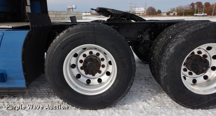 image for item DH2229 2013 Volvo VNL semi truck