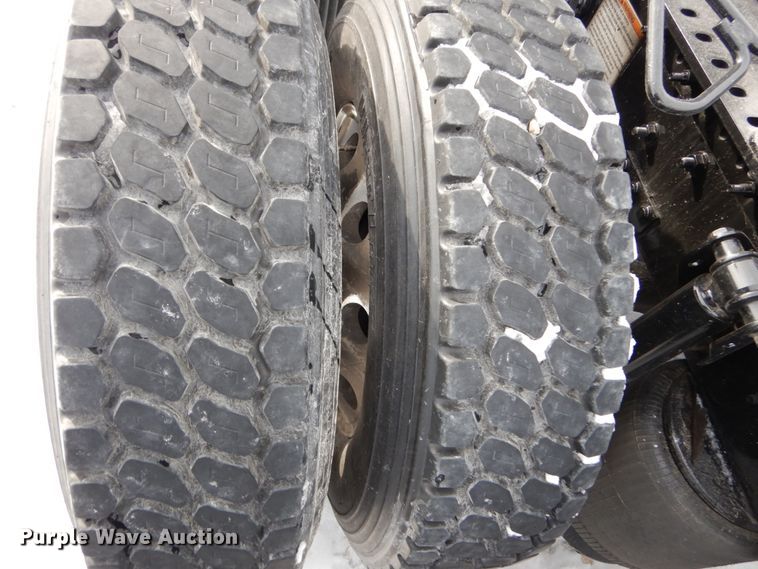 image for item DH2229 2013 Volvo VNL semi truck