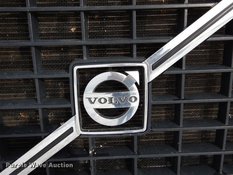 image for item DH2229 2013 Volvo VNL semi truck