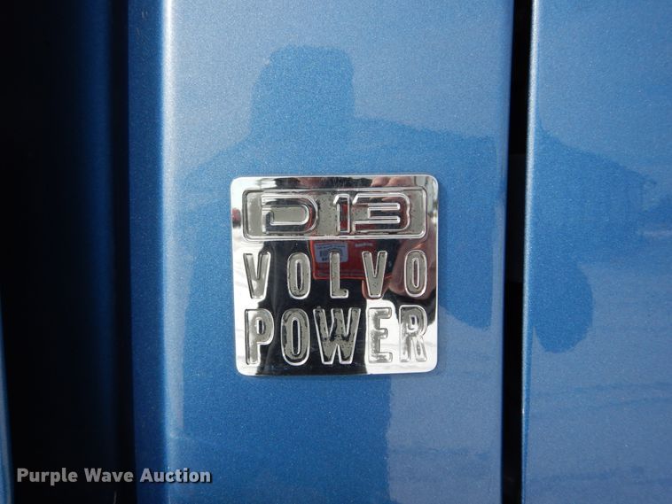 image for item DH2229 2013 Volvo VNL semi truck