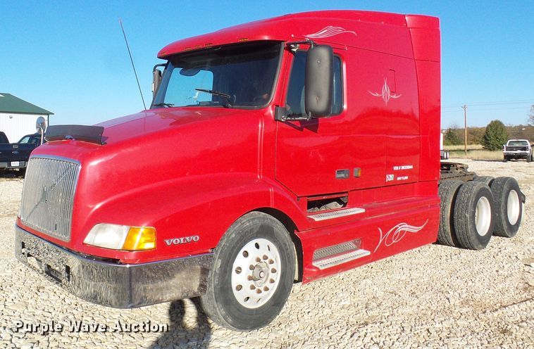 image for item DI0730 2003 Volvo VN semi truck