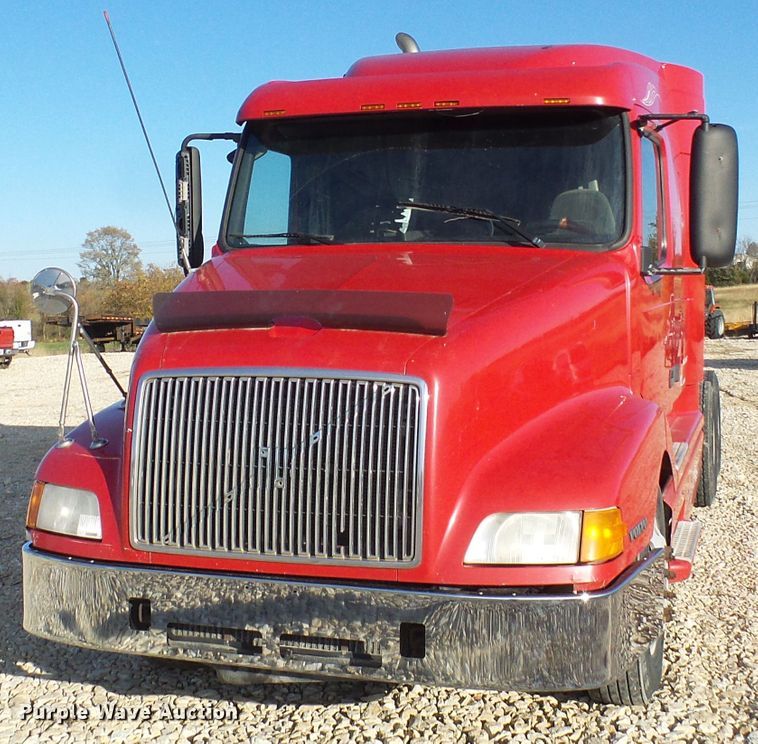 image for item DI0730 2003 Volvo VN semi truck