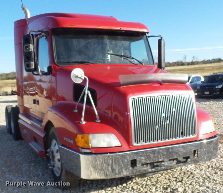 image for item DI0730 2003 Volvo VN semi truck