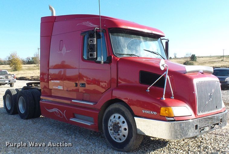 image for item DI0730 2003 Volvo VN semi truck