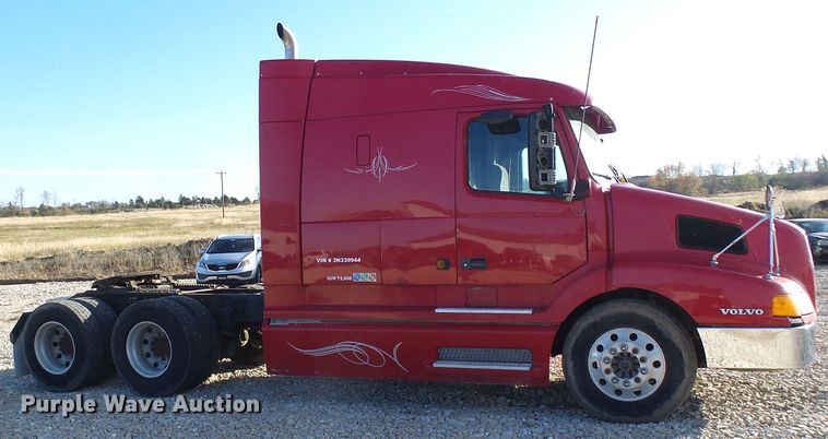 image for item DI0730 2003 Volvo VN semi truck