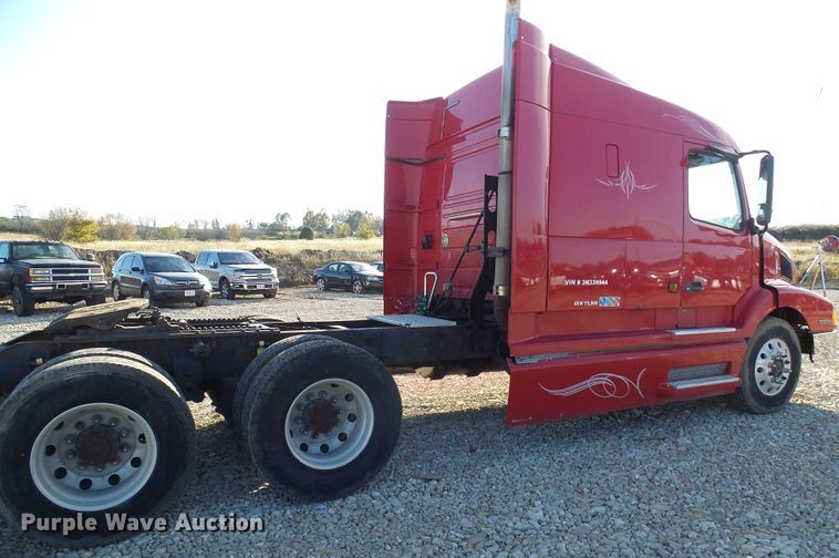 image for item DI0730 2003 Volvo VN semi truck