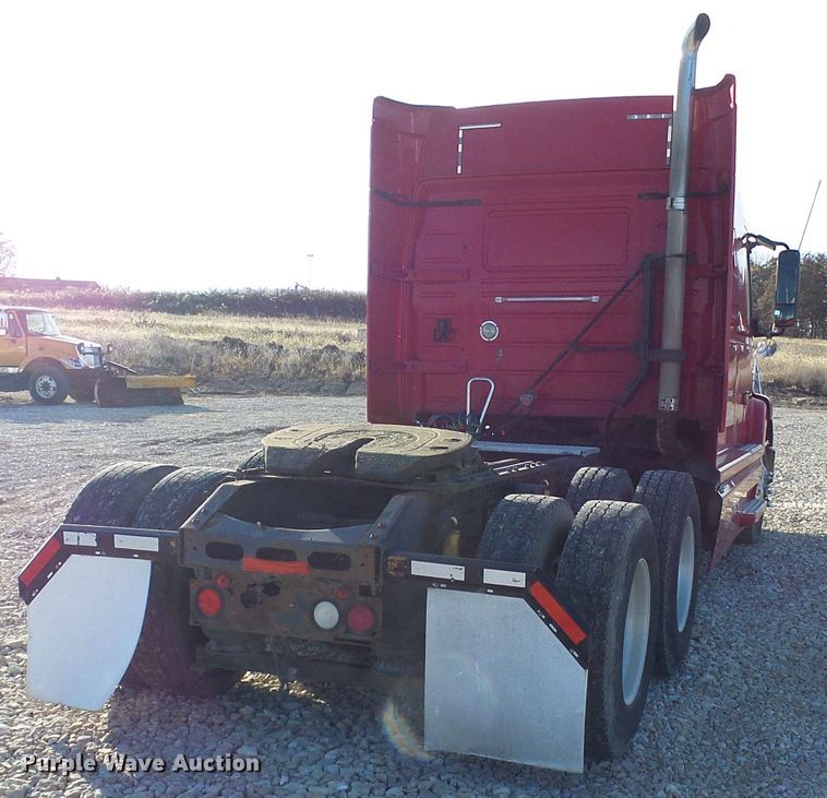 image for item DI0730 2003 Volvo VN semi truck