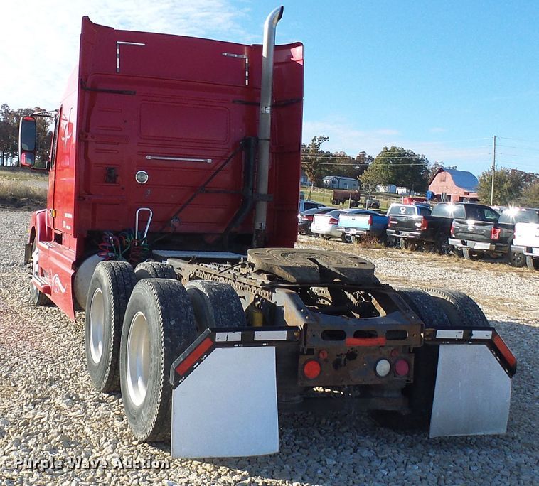 image for item DI0730 2003 Volvo VN semi truck