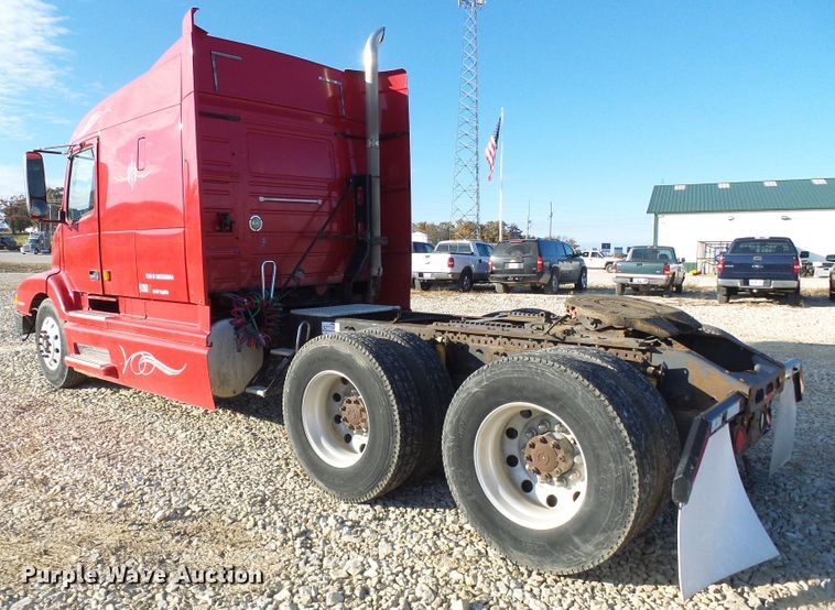 image for item DI0730 2003 Volvo VN semi truck