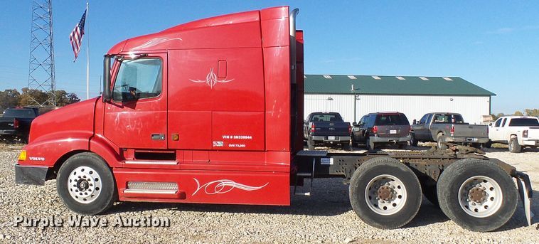 image for item DI0730 2003 Volvo VN semi truck
