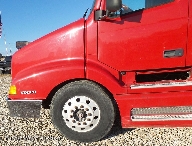 image for item DI0730 2003 Volvo VN semi truck