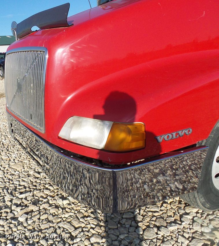 image for item DI0730 2003 Volvo VN semi truck