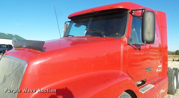 image for item DI0730 2003 Volvo VN semi truck