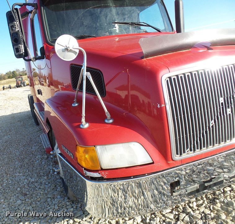 image for item DI0730 2003 Volvo VN semi truck