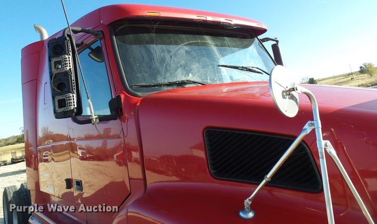 image for item DI0730 2003 Volvo VN semi truck