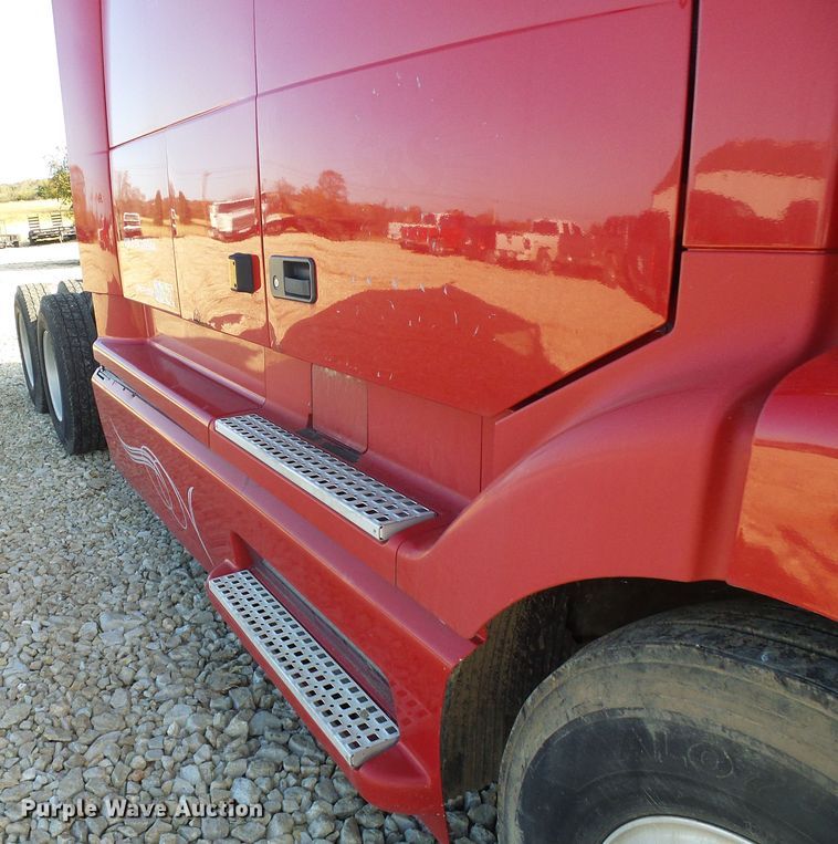 image for item DI0730 2003 Volvo VN semi truck