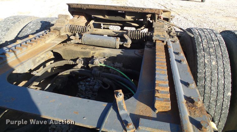 image for item DI0730 2003 Volvo VN semi truck