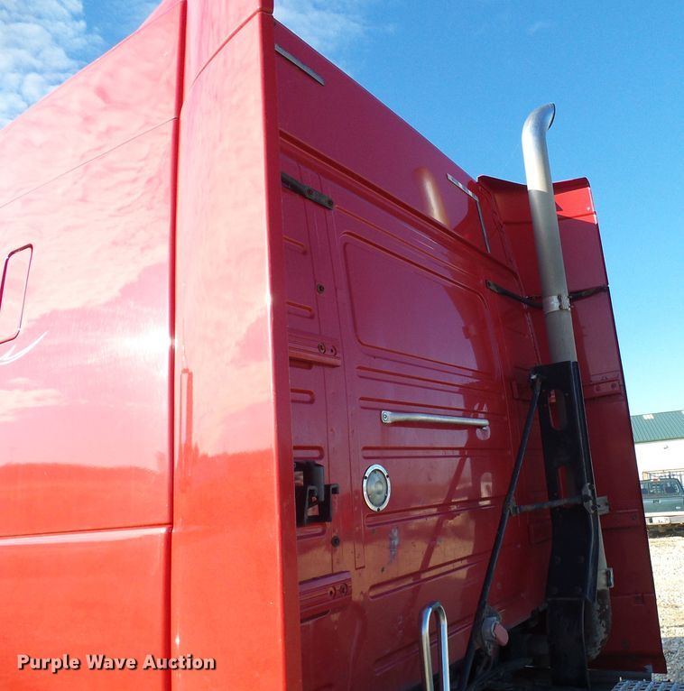 image for item DI0730 2003 Volvo VN semi truck