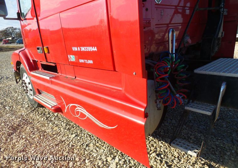 image for item DI0730 2003 Volvo VN semi truck