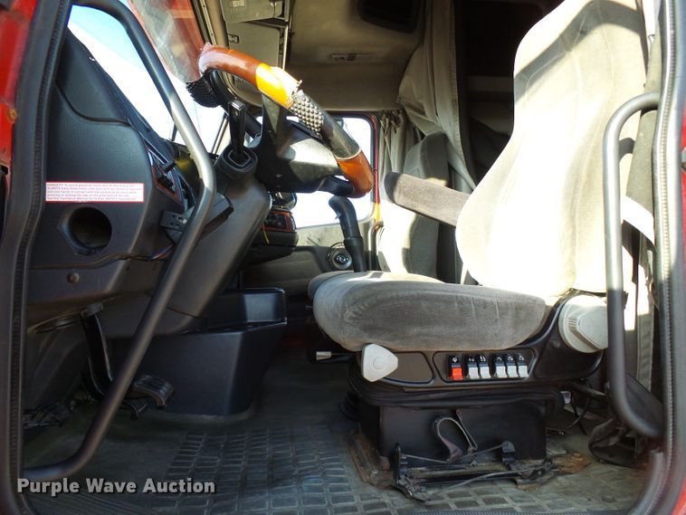 image for item DI0730 2003 Volvo VN semi truck